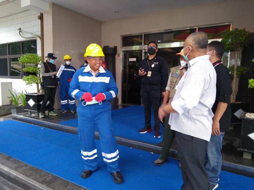 Wakil Gubernur Jabar, Uu Ruzhanul Ulum, mengunjungi kilang Pertamina Balongan Indramayu, Selasa (30/3). Dia memastikan, kebutuhan BBM untuk Jabar aman meski ada insiden kebakaran di tangki kilang minyak tersebut.