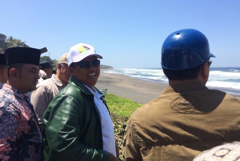 Wakil Gubernur Jabar Uu Ruzhanul Ulum meninjau abrasi yang terjadi di Dusun Citotok, Desa Ciparanti, Kecamatan Cimerak, Kabupaten Pangandaran, Jumat (13/8).