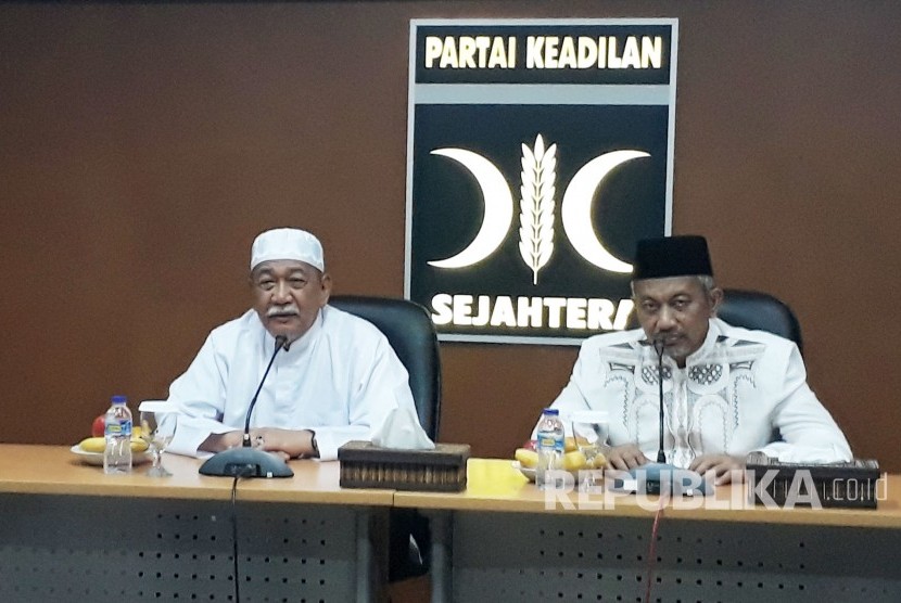 Wakil Gubernur Jabar yang juga kandidat calon Gubernur Jabar Deddy Mizwar (kiri) bersama Ketua DPW PKS Jabar Ahmad Syaikhu, saat berkunjung ke kantor DPW PKS Jabar, Kota Bandung, Jumat (27/10).