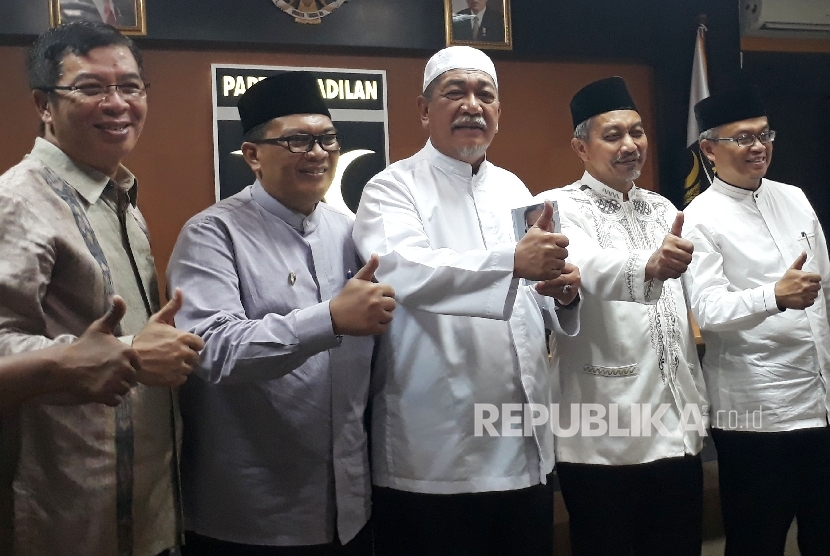 Wakil Gubernur Jabar yang juga kandidat calon Gubernur Jabar Deddy Mizwar (tengah) bersama Ketua DPW PKS Jabar Ahmad Syaikhu (kedua kanan) dan Wakil Wali Kota Bandung Oded M danial (kedua kiri) dan para tokoh PKS Jabar mengacungkan jempol saat berkunjung ke kantor DPW PKS Jabar, Kota Bandung, Jumat (27/10).