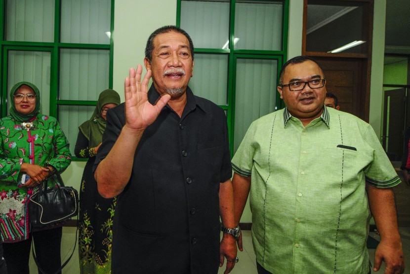 Wakil Gubernur Jawa Barat Deddy Mizwar (kedua kanan) bersama Sekretaris DPW PPP Jawa Barat Pepep Saeful Hidayat (kanan) menyapa sejumlah wartawan (Ilustrasi)