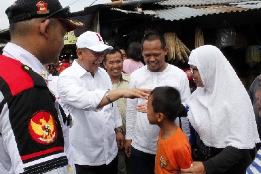 Wakil Gubernur Jawa Barat Deddy Mizwar (kedua kiri) menyapa warga saat mengunjungi Pasar Pal Tugu, Depok, Jabar, Sabtu (28/6).