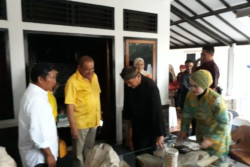 Wakil Gubernur Jawa Barat Deddy Mizwar melakukan kunjungan balasan ke kediaman pribadi Bupati Purwakarta Dedi Mulyadi di Kampung Sukasari, Desa Sukadaya, Kecamatan Dawuan, Subang, Selasa (2/1)