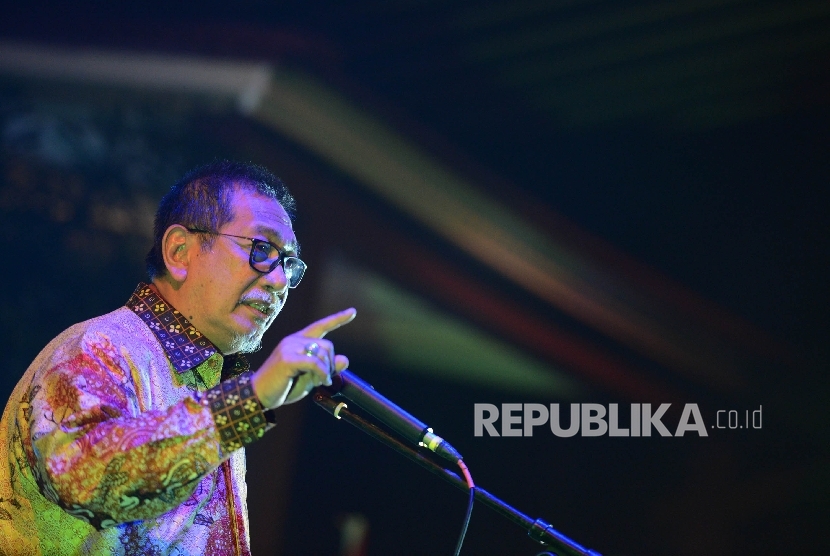 Wakil Gubernur Jawa barat Deddy Mizwar membacakan sebuah puisi saat Puncak Acara Milad Partai Keadilan Sejahtera (PKS) ke-19 di Jakarta, Ahad (30/4). 