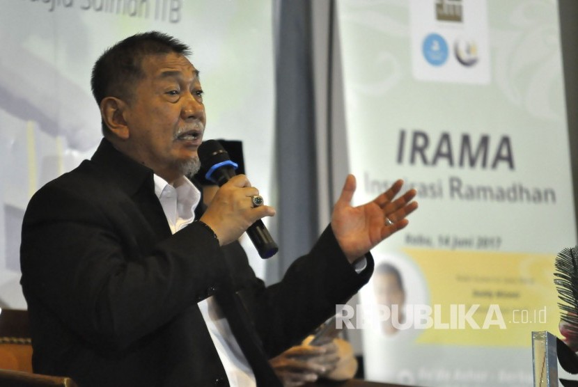 Wakil Gubernur Jawa Barat Deddy Mizwar memberikan tausiyah saat acara Inspirasi Ramadhan (Irama) di Masjid Salman ITB, Jalan Ganeca, Kota Bandung, Rabu (14/6).