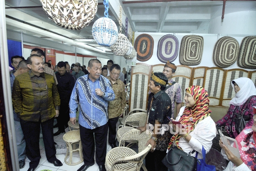 Wakil Gubernur Jawa Barat Deddy Mizwar meninjau salah satu stand produk rotan Cirebon saat pembukan Coopretive Fair 2016, di Gedung Banceuy, Jl Cikapundung Barat, Kota Bandung, Rabu, (10/8).
