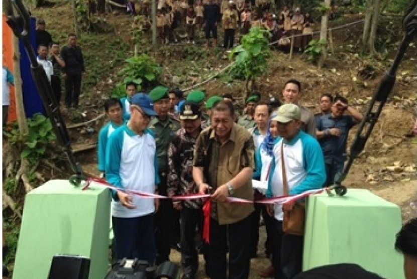 Wakil Gubernur Jawa Barat Deddy Mizwar, meresmikan jembatan gantung bantuan Indofarma