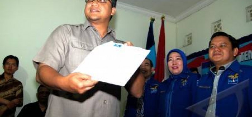 Wakil Gubernur Jawa Barat, Dede Yusuf (kiri), mengambil formulir pendaftaran bakal calon Gubernur dan Wakil Gubernur Jabar di kantor DPD Demokrat Jabar, Bandung, Rabu (7/3). 