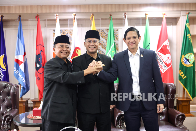 Wakil Gubernur Jawa Barat (Jabar), Erwan Setiawan akhirnya bertemu Sekda Herman Suryatman di Gedung DPRD Jawa Barat, Selasa (1/7/2025) jelang rapat Paripurna.