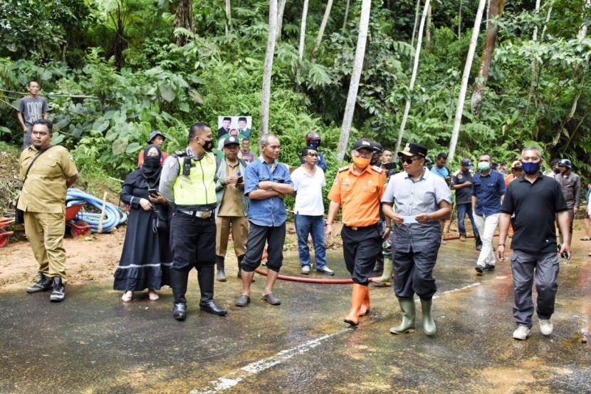  Wakil Gubernur Jawa Barat (Jabar) Uu Ruzhanul Ulum saat meninjau lokasi bencana banjir dan longsor di Kabupaten Tasikmalaya, Senin (12/10/20).