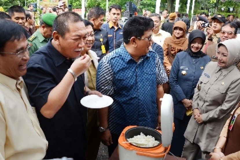 Wakil Gubernur Jawa Barat ketika mencicipi Raskin.