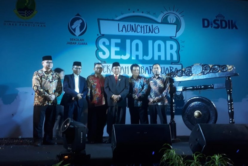 Wakil Gubernur Jawa Barat, UU Ruhzanul Ulum meresmikan peluncuran program Sekolah Jabar Juara (Sejajar) di Hotel Holiday Inn, Kota Bandung, Rabu (19/12). Diharapkan, Angka Partisipasi Sekolah masyarakat Jabar meningkat.