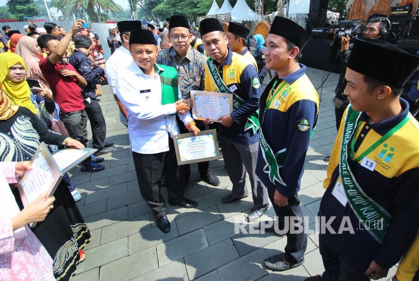 Wakil Gubernur Jawa Barat Uu Ruzhanul Ulum secara simbolis menyerahkan hadiah Juara One Pesantren One Product (OPOP) tingkat kabupaten/kota. 