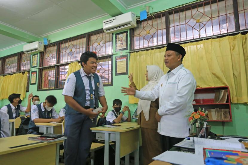 Wakil Gubernur Jawa Barat Uu Ruzhanul Ulum (kanan) berbincang dengan siswa saat meninjau kegiatan belajar mengajar di SMAN 1 Sindang, Indramayu, Jawa Barat, Senin (30/5/2022). Wagub Uu Ruzhanul Ulum meninjau pelaksanaan PTM 100 persen di Indramayu dan memberikan pengarahan kepada kepala sekolah SMA/SMK di Indramayu terkait penerapan protokol kesehatan untuk pencegahan COVID-19. 