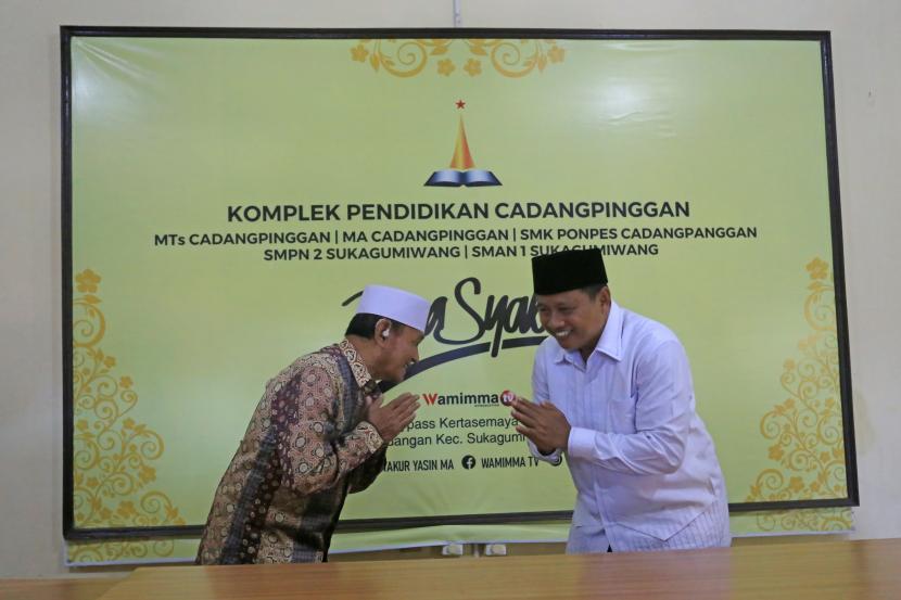 Wakil Gubernur Jawa Barat Uu Ruzhanul Ulum (kanan) bersalaman dengan pimpinan Pondok Pesantren Candangpinggan KH Buya Syakur Yasin (kiri)  