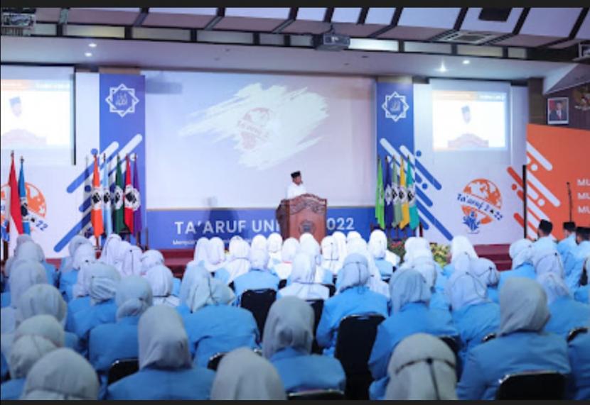 Wakil Gubernur Jawa Barat, Uu Ruzhanul Ulum memberi kuliah umum acara Taaruf Mahasiswa Baru Unisba di Aula Utama Unisba, Jln Tamansari, Kota Bandung, Selasa (6/9/2022).