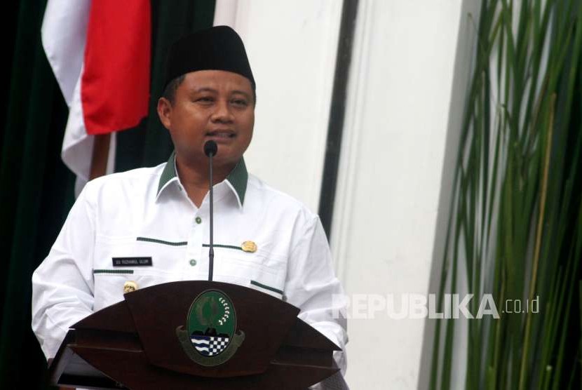 Wakil Gubernur Jawa Barat Uu Ruzhanul Ulum memberikan sambutan pada acara Pertemuan Gubernur dan Wakil Gubernur dengan Sekda Kabupaten dan Kota se-Jawa Barat, di Aula Barat Gedung Sate, Kota Bandung, Rabu (12/9). 