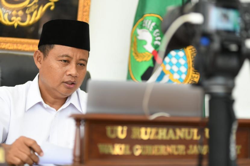 Wakil Gubernur Jawa Barat Uu Ruzhanul Ulum memimpin Rapat Evaluasi Kinerja Perangkat Daerah Tahun 2021 di Lingkup Perekonomian dan Pembangunan via konferensi video dari Rumah Singgah Wakil Gubernur Jabar, Jumat (14/1). 