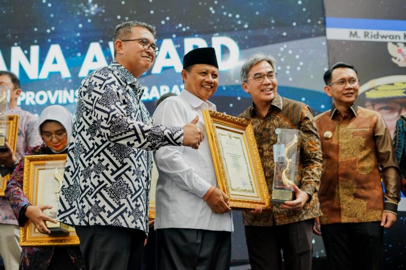 Wakil Gubernur Jawa Barat, UU Ruzhanul Ulum menerima Paritrana Award.