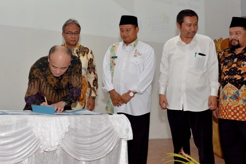Wakil Gubernur Jawa Barat Uu Ruzhanul Ulum mengapresiasi kerja sama Link and Match antara SMK dengan sejumlah industri di kawasan Cikarang, Bekasi. Kerja sama tersebut merupakan salah satu solusi penyerapan tenaga kerja di Jawa Barat.