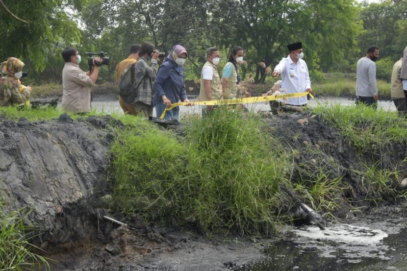 Wakil Gubernur Jawa Barat Uu Ruzhanul Ulum menghentikan sementara operasional pabrik tepung tapioka dan pemanis di Desa Tegalwaru, Kecamatan Cilamaya Wetan, Kabupaten Karawang, Senin (4/10).