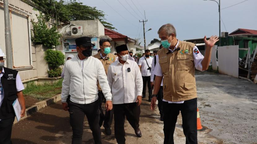  Wakil Gubernur Jawa Barat, Uu Ruzhanul Ulum, menginstruksikan kepada seluruh pemerintah daerah di Jawa Barat untuk menguatkan kembali Satgas Covid-19 di tingkat kecamatan, kelurahan, dan desa. Hal itu merupakan langkah antisipasi terjadinya lonjakan kasus Covid-19.