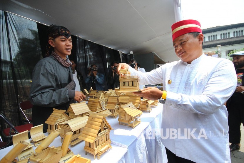 Wakil Gubernur Jawa Barat Uu Ruzhanul Ulum meninjau berbagai produk kreatif dari bambu di Kota Bandung.