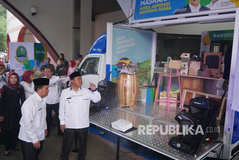 Wakil Gubernur Jawa Barat Uu Ruzhanul Ulum meninjau Mobil Aspirasi kampung Juara (Maskara), (ilustrasi).