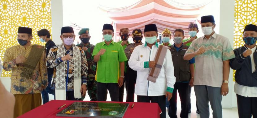 Wakil Gubernur Jawa Barat, Uu Ruzhanul Ulum meresmikan Taman Tahfidz Quran di Desa Cinunuk Kecamatan Cileunyi, Kabupaten Bandung, Sabtu (21/11). 