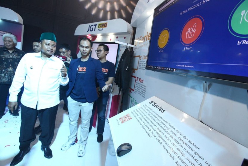 Wakil Gubernur Jawa Barat Uu Ruzhanul Ulum saat membuka Pameran Teknologi atau Expo Jasa dan Produk IT sekaligus Launching Holding Company dan Pengenalan Produk-Produk Digital, di Hotel Cemerlang, Jalan HOS Tjokroaminoto No 45, Kota Bandung, Sabtu (28/9/19).