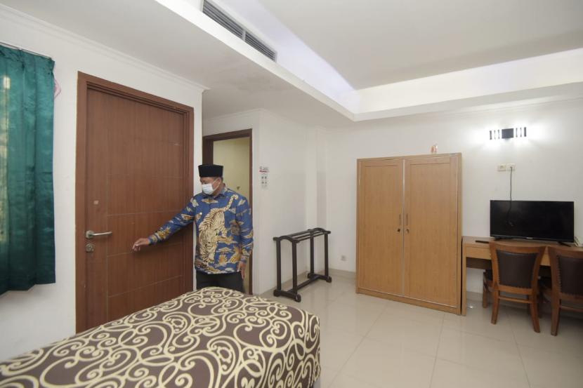 Wakil Gubernur Jawa Barat Uu Ruzhanul Ulum saat meninjau kesiapan Asrama Haji Embarkasi Bekasi sebagai pusat isolasi pasien COVID-19 pada Kamis (4/2/2021). 