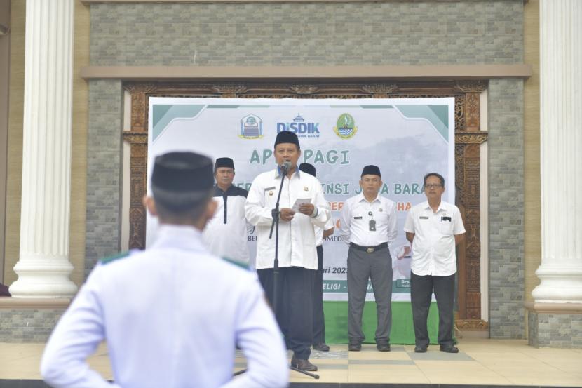 Wakil Gubernur Jawa Barat Uu Ruzhanul Ulum saat menjadi pembina upacara apel pagi sekaligus meninjau kegiatan pembelajaran siswa di SMA Terpadu Al Aqsa Jatinangor, Kabupaten Sumedang, Rabu (25/1/2023).