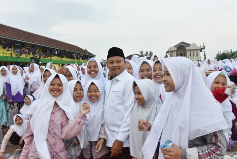 Wakil Gubernur Jawa Barat Uu Ruzhanul Ulum bersama para santri Pondok Pesantren 