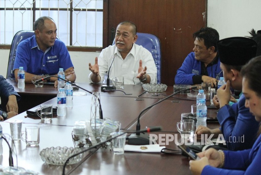 Wakil Gubernur Jawa Barat yang juga calon Gubernur Jawa Barat Deddy Mizwar berbincang dengan para pengurus Partai Amanat Nasional (PAN) saat bersilaturahim ke DPW PAN Jawa Barat, Jl Ibrahim Ajie, Kota Bandung, Selasa (24/10).