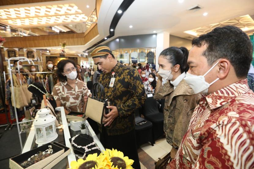 Wakil Gubernur Jawa Tengah, Taj Yasin Maimoen, melihat berbagai produk kerajinan yang dipamerkan salah satu stan pada pameran Batikraft 2022 yang digelar Kadin Jateng di Mal Ciputra Semarang, Kota Semarang, Kamis (3/11).