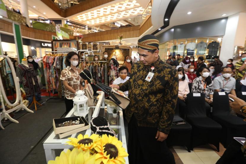 Wakil Gubernur Jawa Tengah, Taj Yasin Maimoen melihat berbagai produk kerajinan yang dipamerkan salah satu stand pada Pameran Batikraft 2022, yang digelar Kadin jawa Tengah di Mal Ciputra Semarang, Kota Semarang, Kamis (3/11).