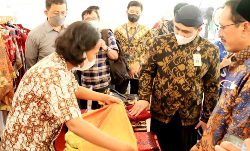 Wakil Gubernur Jawa Tengah, Taj Yasin Maimoen melihat salah satu gerai produk UMKM saat menghadiri acara UMKM Bangkit 2022 yang digelar oleh Otoritas Jasa Keuangan (OJK) Regional III, di Kantor OJK, Semarang, Kamis (11/8).