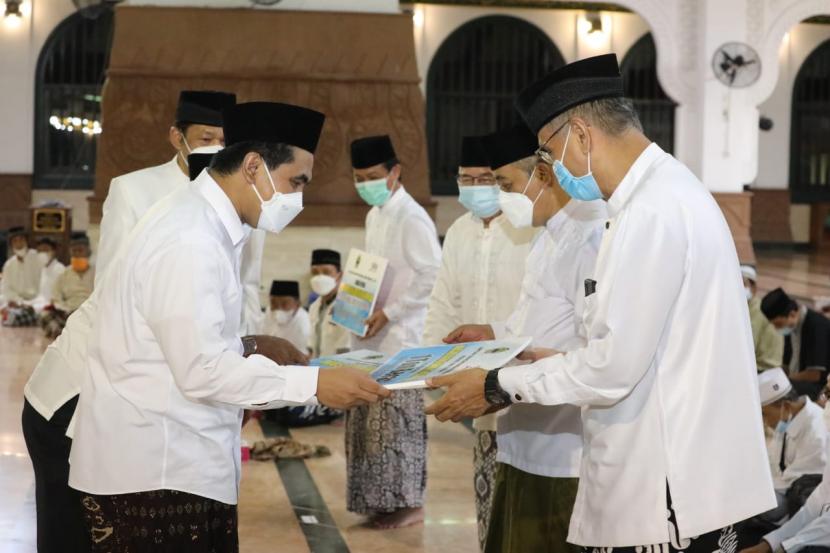 Wakil Gubernur Jawa Tengah, Taj Yasin Maimoen menyerahkan bantuan beras untuk warga miskin secara simbolis kepada perwakilan pengurus tiga masjid besar di Kota Semarang, di sela acara pengajian peringatan Nuzunul Qur