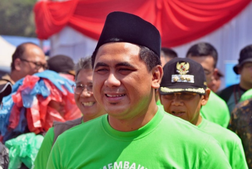Wakil Gubernur (Wagub) Jawa Tengah, Taj Yasin Maimoen (tengah)