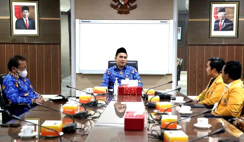 Wakil Gubernur Jawa Tengah, Taj Yasin Maimoen saat menerima Pengurus Wilayah Ikatan Pemuda Muhammadiyah (PW-IPM) Jawa Tengah, di ruang kerjanya, Selasa (17/1).