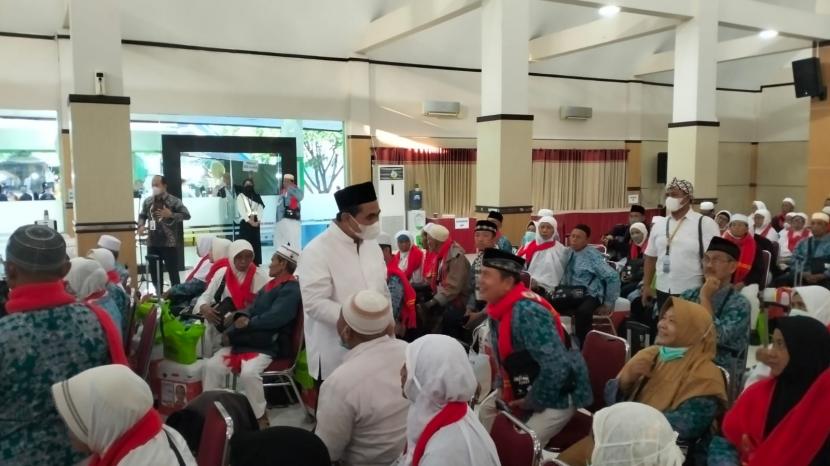 Wakil Gubernur Jawa Tengah Taj Yasin Maimoen saat menyambut kepulangan jamaah haji di Debarkasi Solo, Rabu (5/7/2023).