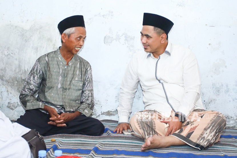 Wakil Gubernur Jawa Tengah, Taj Yasin, mengunjungi Ahmad Zuhdi (63 tahun), guru Madrasah Diniyah (Madin) Roudhotul Mutaalimin di Desa Jatirejo, Kecamatan Karanganyar, Kabupaten Demak, Sabtu (19/5/2025). Zuhdi viral di media sosial setelah diharuskan membayar denda Rp25 juta oleh wali murid karena melakukan penamparan terhadap murid terkait.