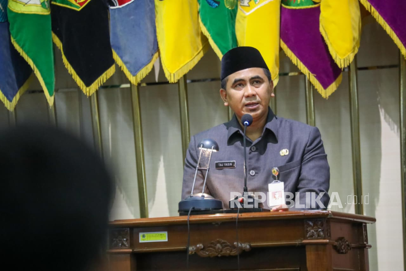 Wakil Gubernur Jawa Tengah, Taj Yasin saat memimpin rapat paripurna bersama DPRD Jateng dengan agenda Penjelasan Gubernur atas Raperda Rancangan APBD 2026 dan Nota Keuangannya, di Gedung Berlian Kota Semarang, Senin (24/11/2025).