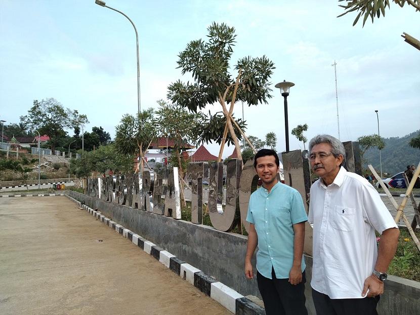 Wakil Gubernur Jawa Timur, Emil Dardak (kiri), bersama sang ayah Hermanto Dardak.