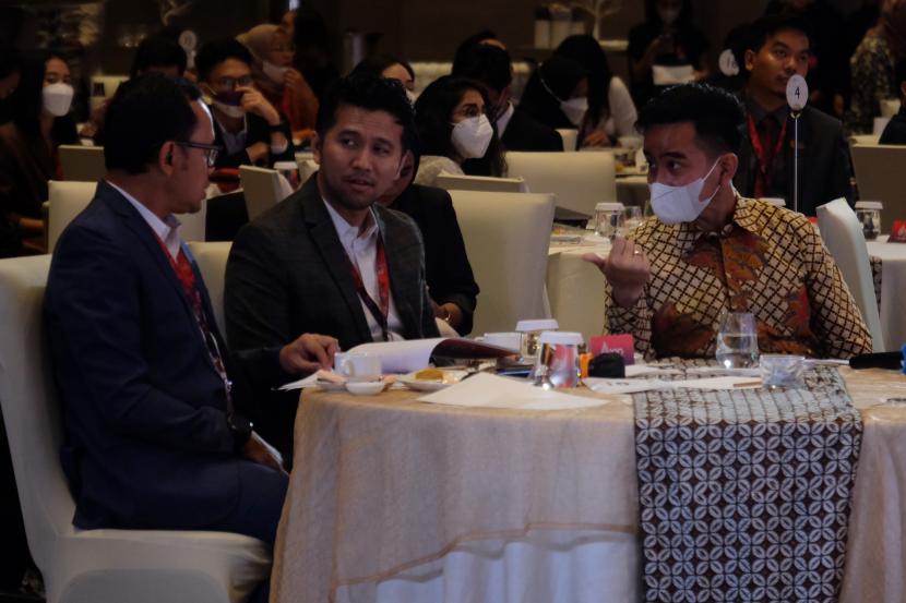Wakil Gubernur Jawa Timur Emil Elistianto Dardak (tengah) bersama Wali Kota Solo Gibran Rakabuming Raka (kanan) dan Wali Kota Bogor Bima Arya (kiri) berdiskusi saat menjadi panelis pada Gaung Muda Youth 20 atau Y20 Indonesia di Solo, Jawa Tengah, Jumat (28/10/2022).