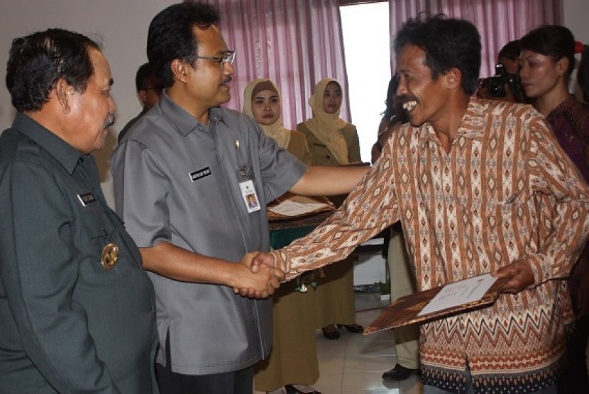 Wakil Gubernur Jawa Timur, Saifullah Yusuf (2 kiri) menyerahkan sertifikat tanah di Nongkojajar, Pasuruan, Jawa Tmur, Selasa (13/3). Kanwil BPN Jawa Timur menyerahkan 4 ribu sertifikat tanah untuk program prona, UKM petani dan nelayan, serta Larasita peter