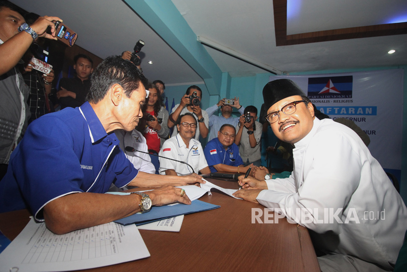 Wakil Gubernur Jawa Timur Saifullah Yusuf atau Gus Ipul (kanan) menandatangani sejumlah dokumen disaksikan Koordinator Divisi Pendaftaran, Administrasi dan Koordinasi Wilayah Desk Pilkada DPD Partai Demokrat Maskur (ketiga kanan) di Kantor DPD Demokrat Jatim di Surabaya, Jawa Timur, Senin (31/7).