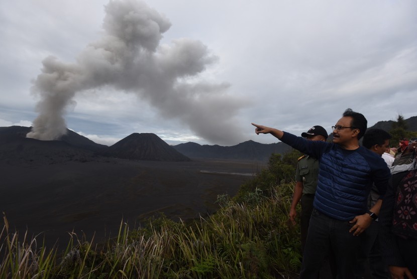 Wakil Gubernur Jawa Timur Saifullah Yusuf (kanan) mengamati Gunung Bromo di Pos Pantau Pengamatan Gunung Api Bromo, Probolinggo, Jawa Timur, Jumat (18/12). 