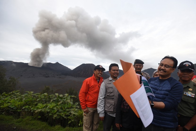 Wakil Gubernur Jawa Timur Saifullah Yusuf (kedua kanan) memberikan arahan kepada petugas setempat mengenai Gunung Bromo di sekitar Pos Pantau Pengamatan Gunung Api Bromo, Probolinggo, Jawa Timur, Jumat (18/12).