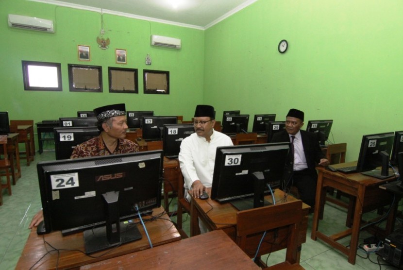 Wakil Gubernur Jawa Timur Saifullah Yusuf melihat dan memeriksa ruangan Laboratorium Komputer Siswa  Jurusan DKV SMK Plus NU di Acara Launching SMK Plus NU di Perum Bluru Kabupaten Sidoarjo, Sabtu (5/8).